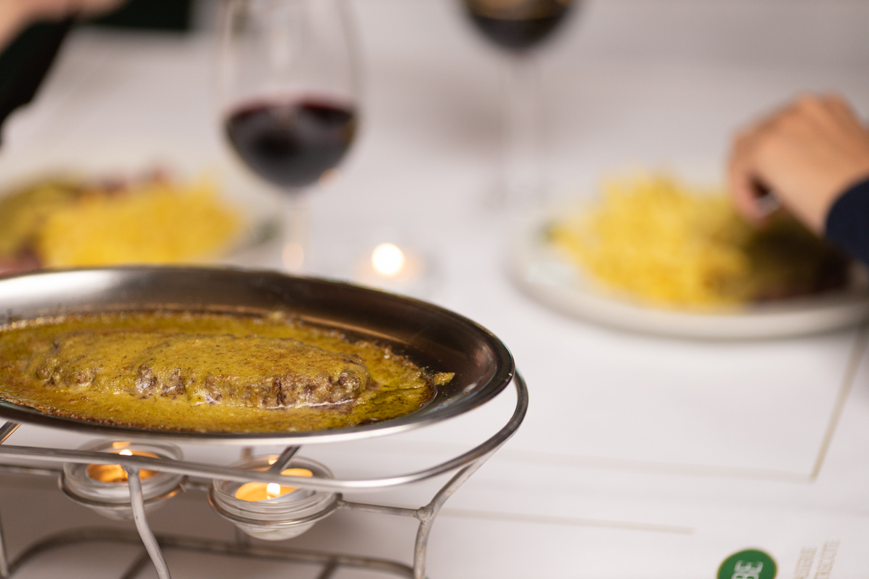 A vazia fatiada e as batatas ilimitadas da La Brasserie de L’Entrecôte chegaram ao Colombo