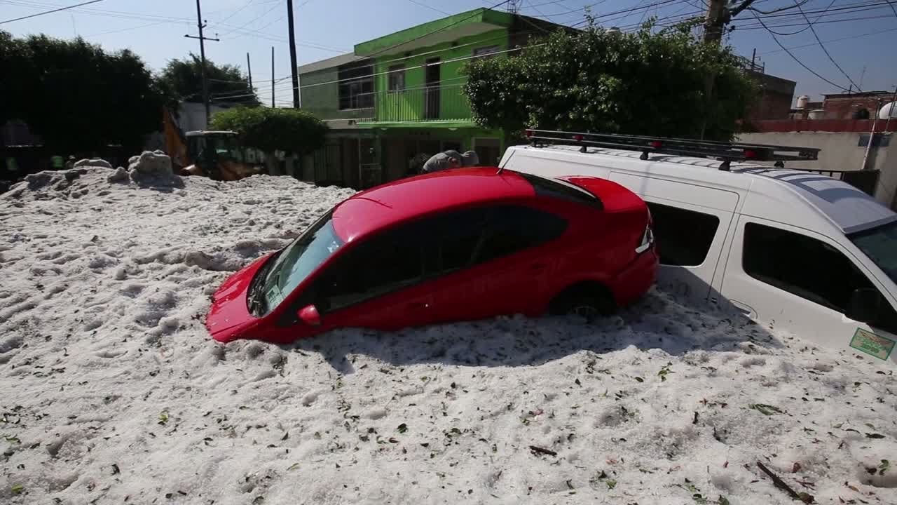 Tempestade de granizo enterra cidade mexicana em neve em pleno verão
