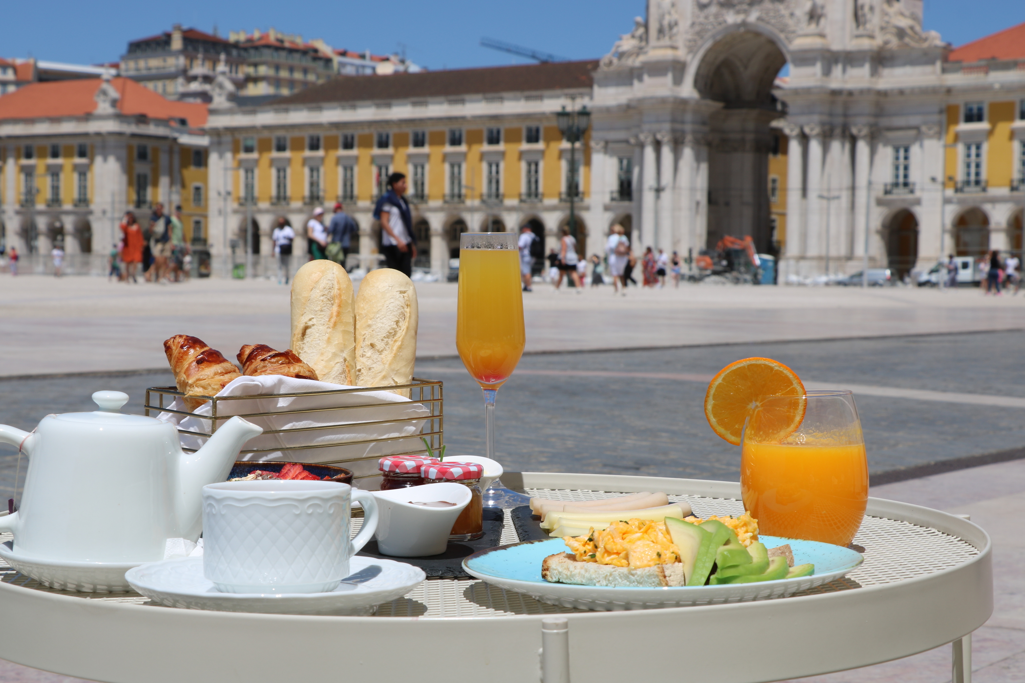 Já pode tomar o pequeno-almoço a olhar para o Arco da Rua Augusta e com um bellini na mão