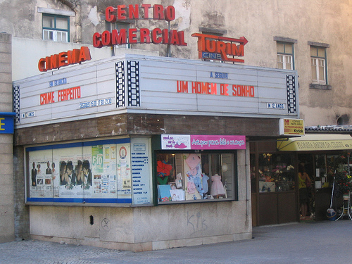 Cine-Teatro Turim volta a abrir portas. Há teatro, música e até o DeLorean de “Regresso ao Futuro”