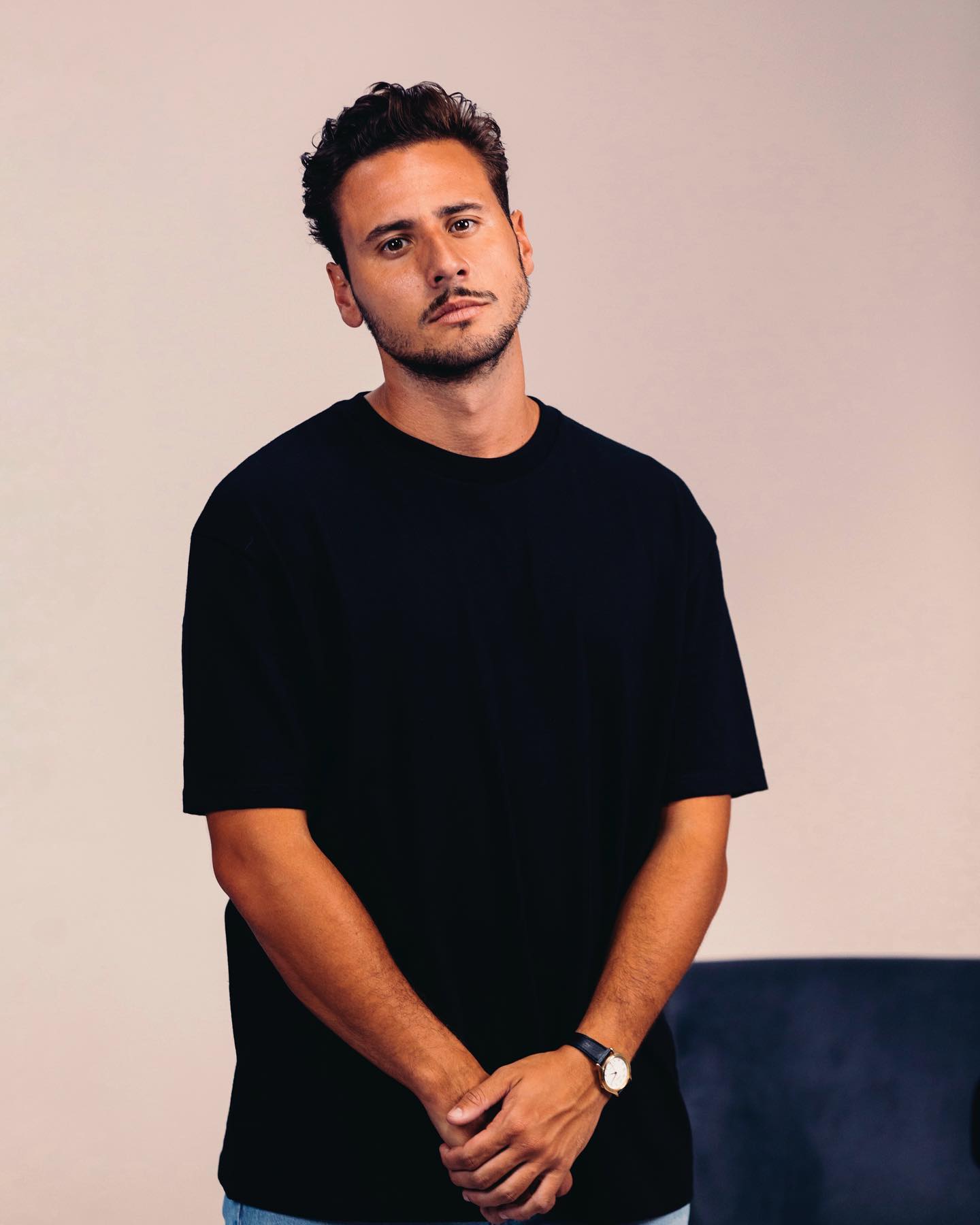 Preparado para uma dose diária de humor? Carlos Coutinho Vilhena é a nova voz da Cidade FM