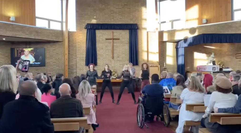 Grupo de bailarinas desata a dançar em velório. E não foi brincadeira de mau gosto (vídeo)