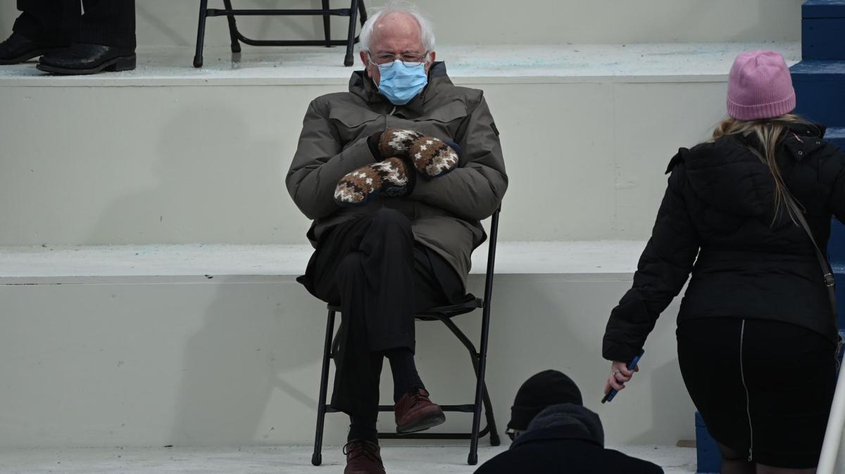 A história das luvas fofinhas que Bernie Sanders usou na tomada de posse de Joe Biden