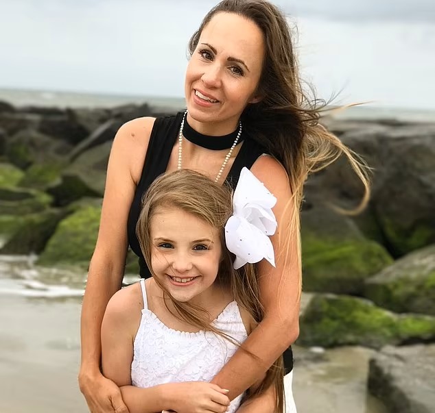 Mãe de youtuber acusada de abusos sexuais e psicológicos. Explorava menores e incentivava-os a praticar sexo oral