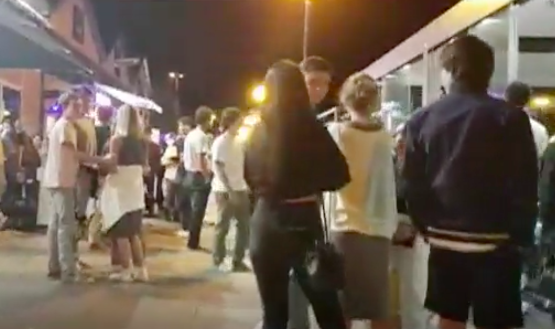 Vídeo mostra como centenas de pessoas encheram as Docas de Alcântara sem máscara ou distanciamento