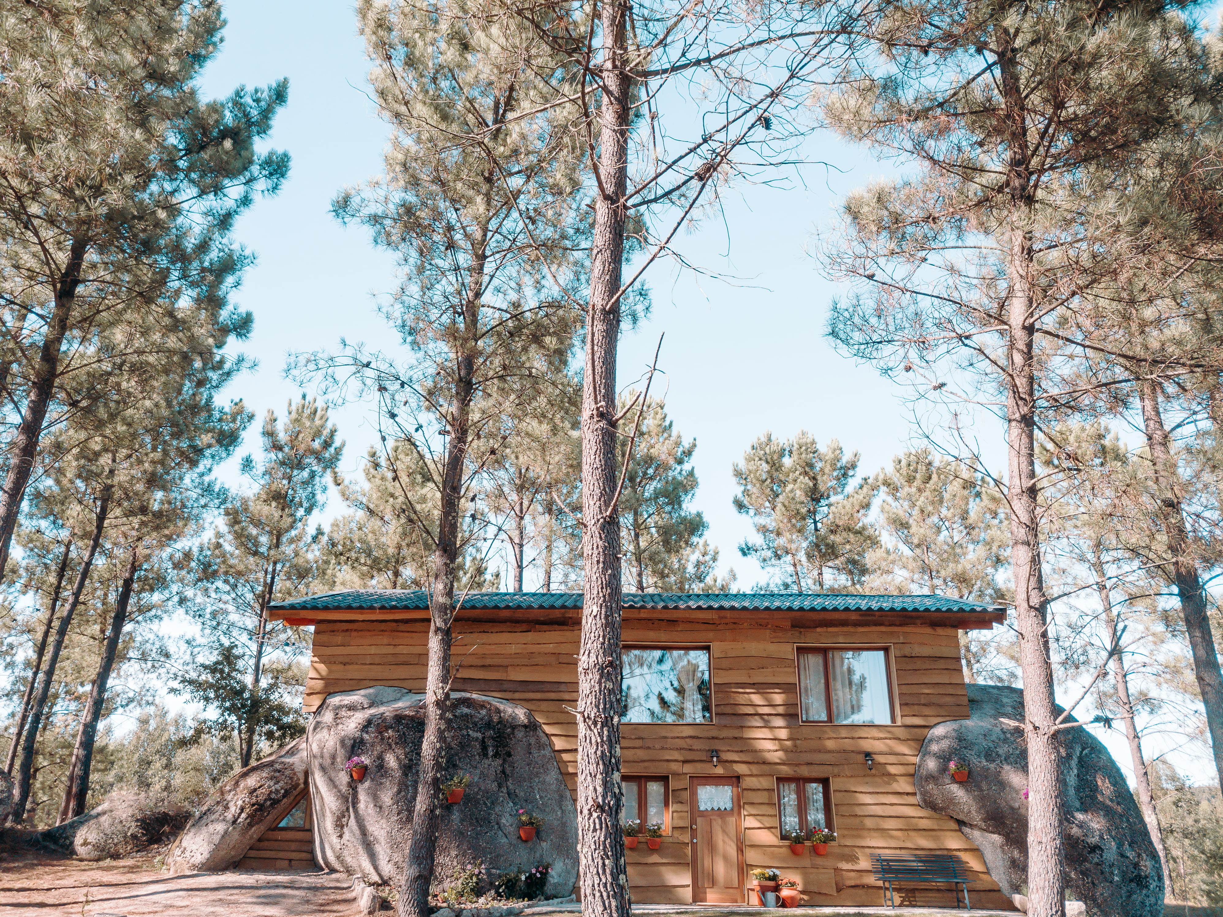 Este novo abrigo da montanha fica no Minho e é perfeito para quem gosta de escapadinhas românticas e radicais