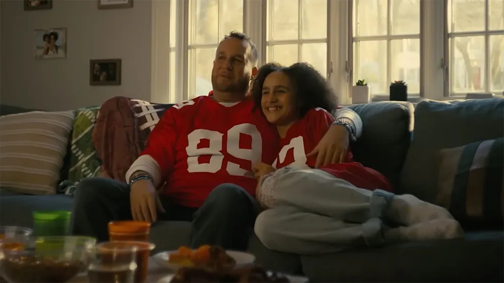 Taylor Swift e namorado “salvam” relação entre pai e filha. Veja o anúncio emocionante da Super Bowl