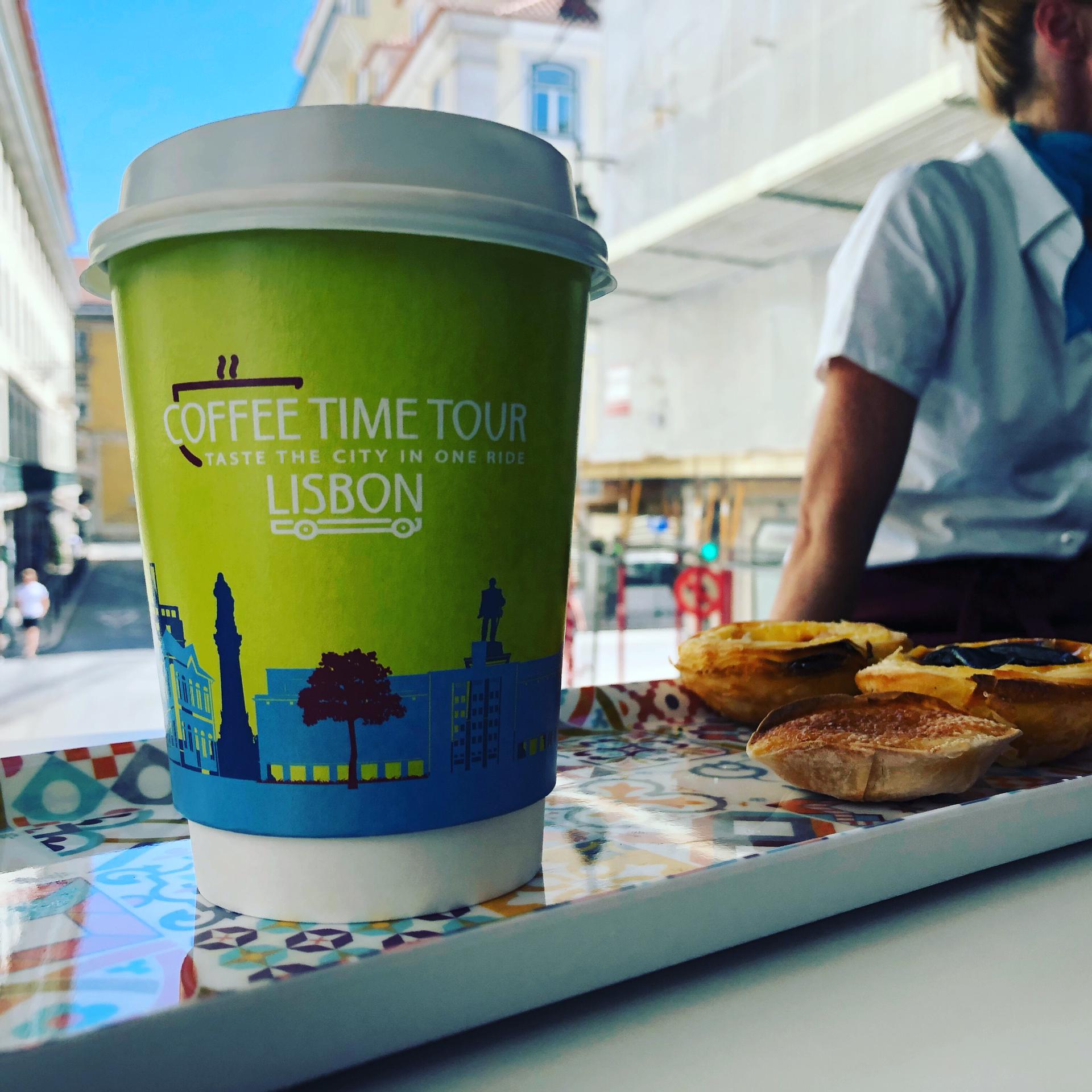Entre neste autocarro, coma pastéis de nata e conheça Lisboa