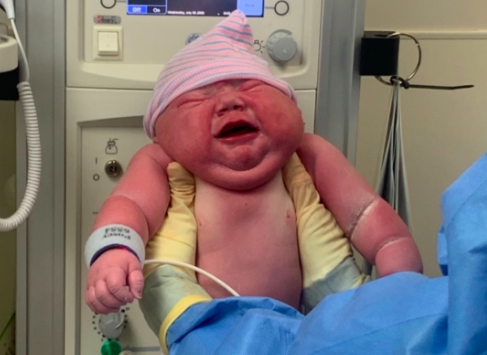 Bebé que nasceu com 6 quilos está viral no TikTok. Conheça a história de Cassian