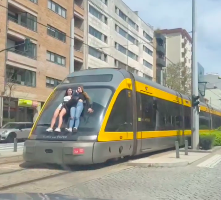 Trainsurfing. Miúdos pendurados no metro do Porto virou moda viral e já matou vários jovens (vídeo)