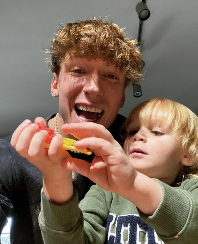 Professora disse a menino que pintar as unhas “é só para meninas”. Pai decidiu levá-lo à manicura