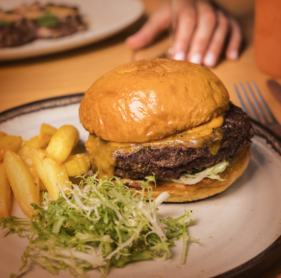 Do prego ao hambúrguer de picanha. Já pode comer estas iguarias pela madrugada fora no Evolution Hotel