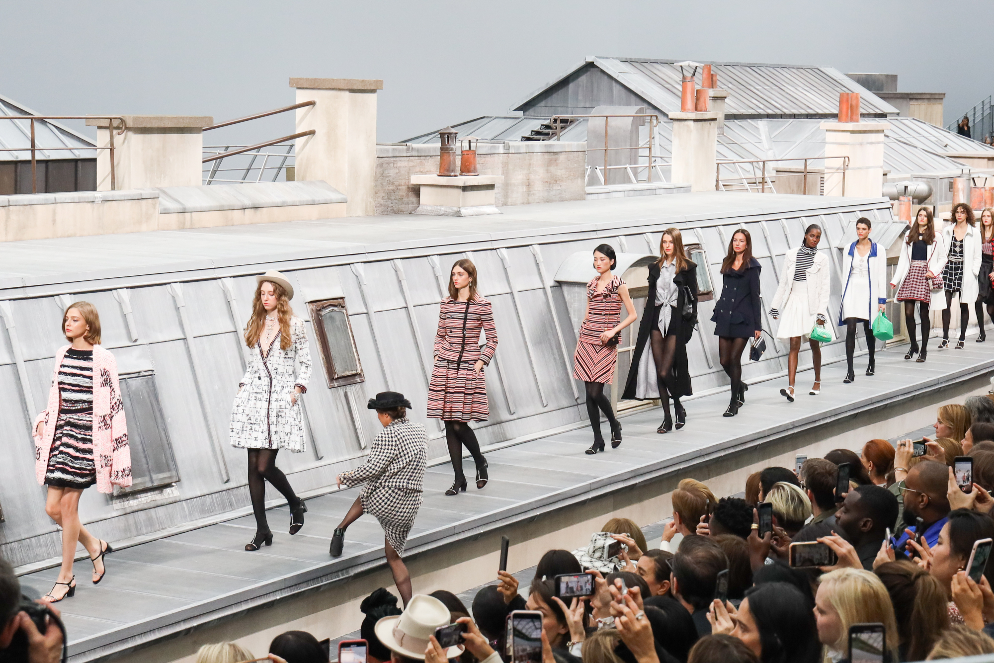 Desfile da Chanel é invadido por comediante e é Gigi Hadid quem salva o momento