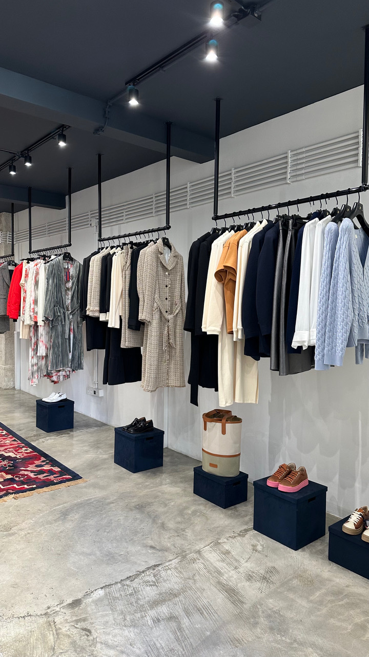 Há uma nova loja em Lisboa que é o paraíso de quem quer um armário intemporal (e produzido em Portugal)