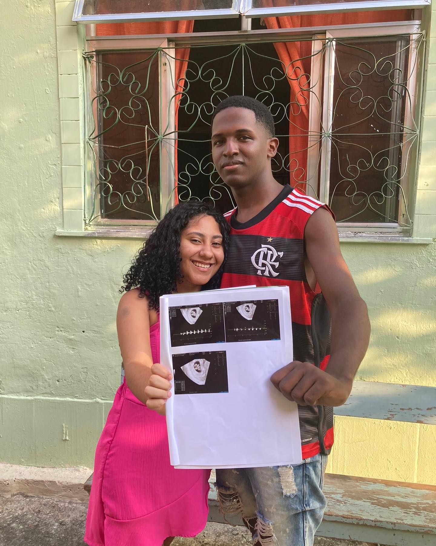 Jovem de 18 anos descobre que está grávida de cinco bebés e entra em pânico na consulta. Veja o momento