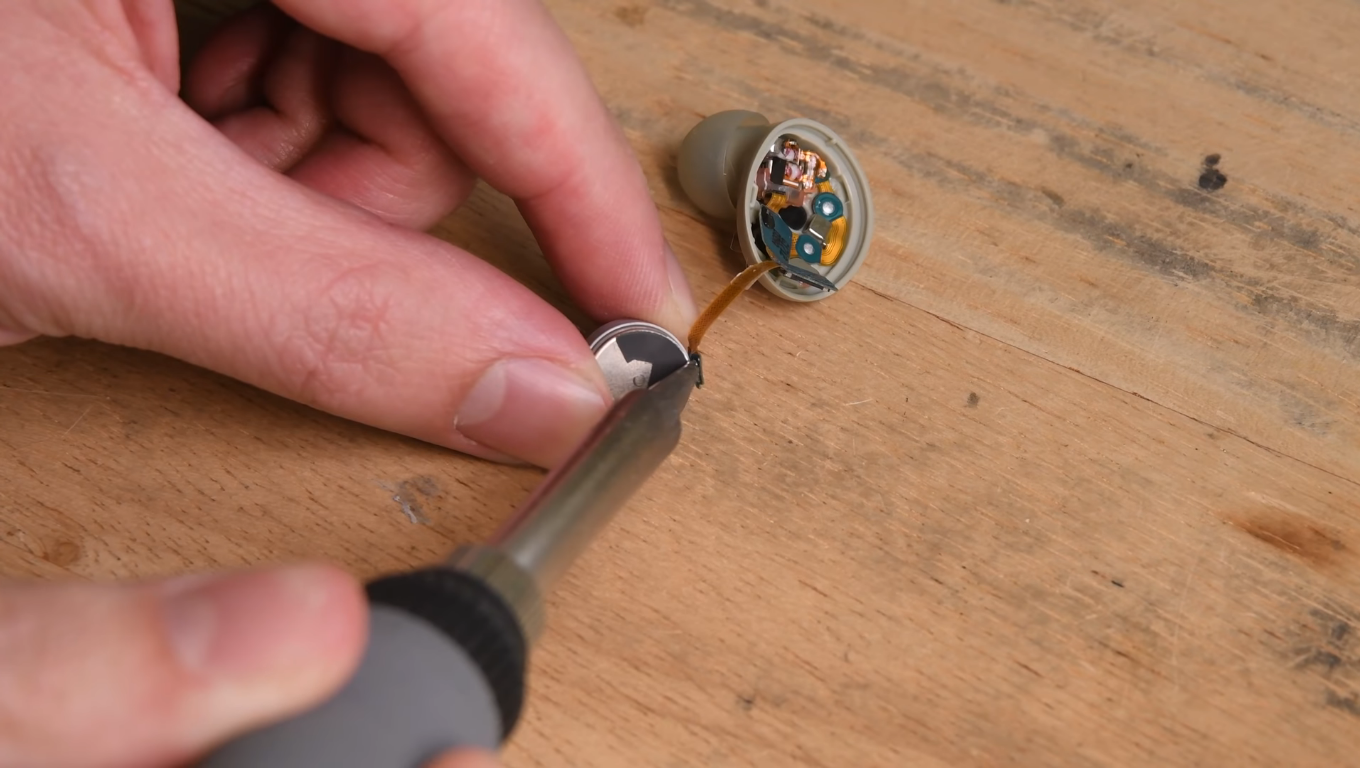 Consertar os Galaxy Buds2 da Samsung pode ser uma tarefa fácil… se tiver jeito para dessoldar