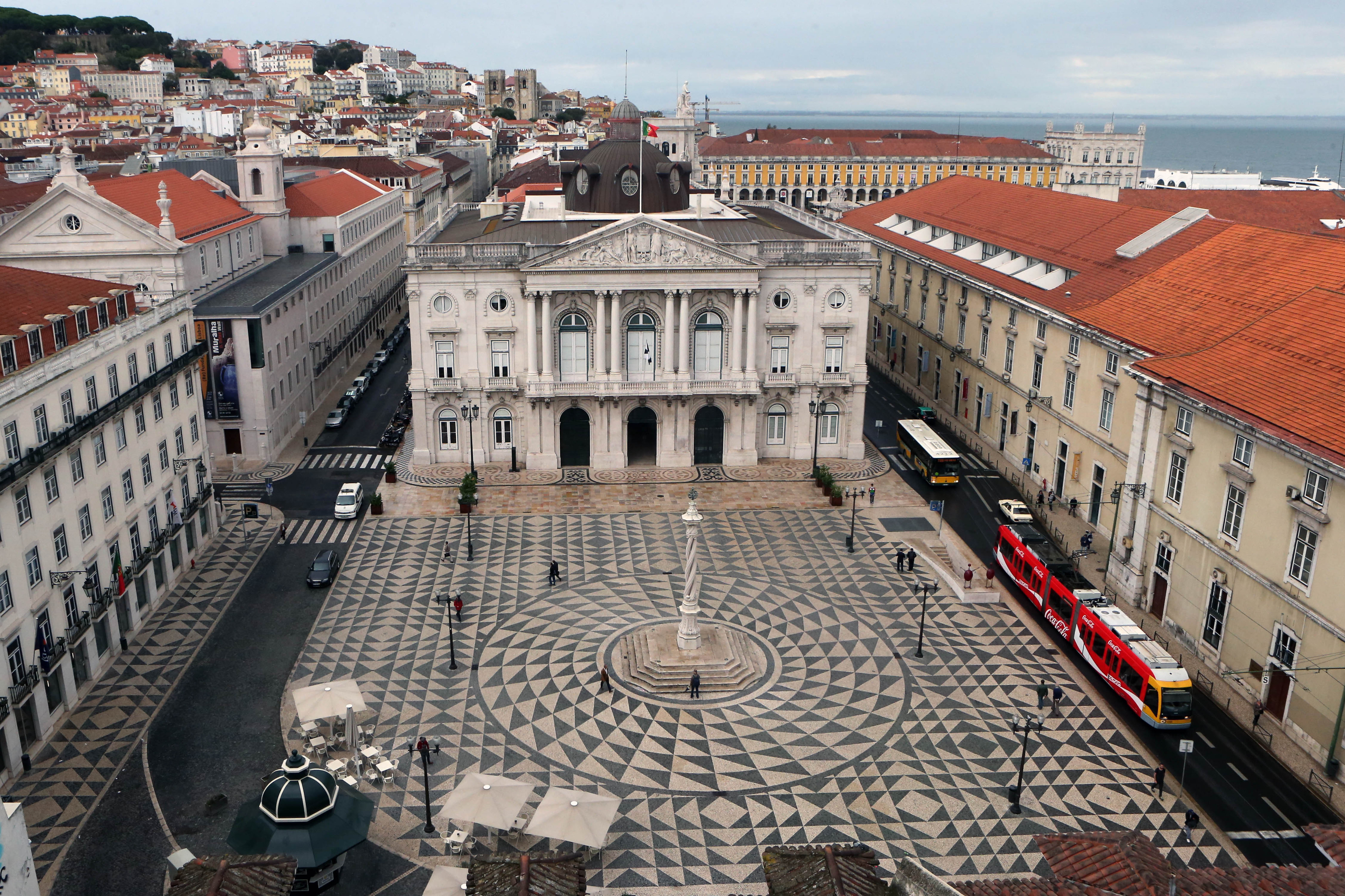 Extinção da profissão de calceteiro. Lisboa preocupada, refere "enorme desafio" para superá-lo