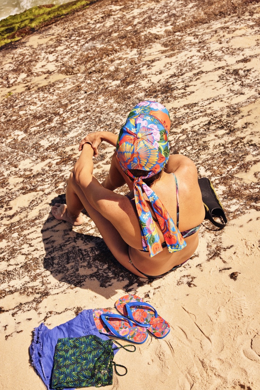 Estes 7 pares de chinelos da Havaianas com a FARM Rio vão tornar as idas à praia mais coloridas