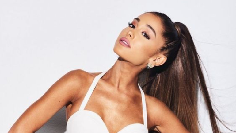 Ariana Grande tatua “grelhador de barbecue” na mão por engano