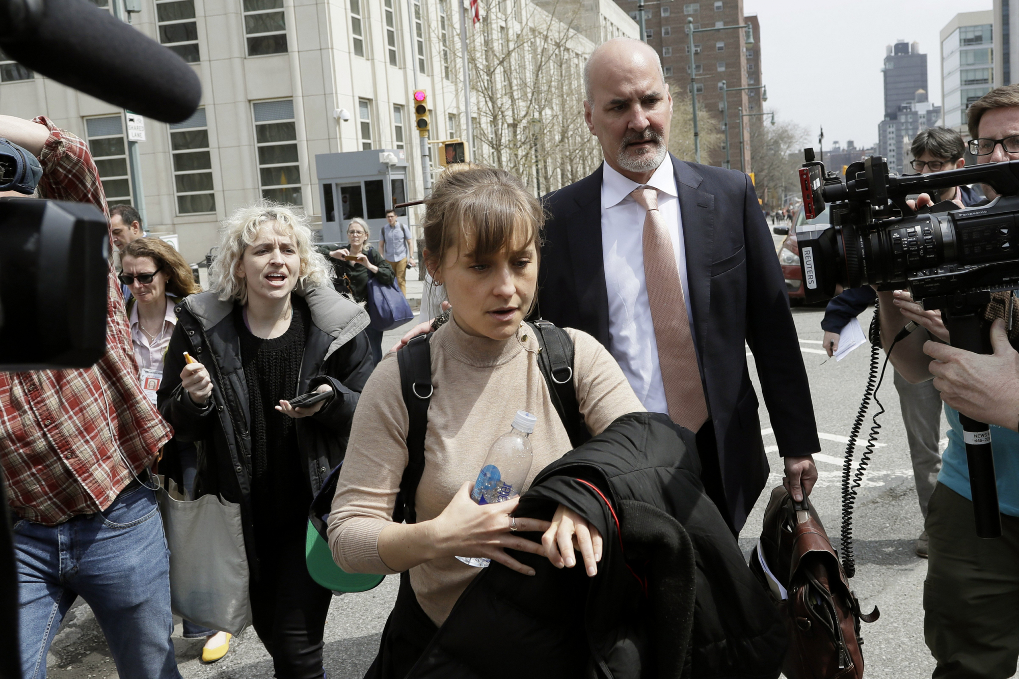 O que se sabe sobre o envolvimento de Allison Mack na seita sexual que escravizava mulheres