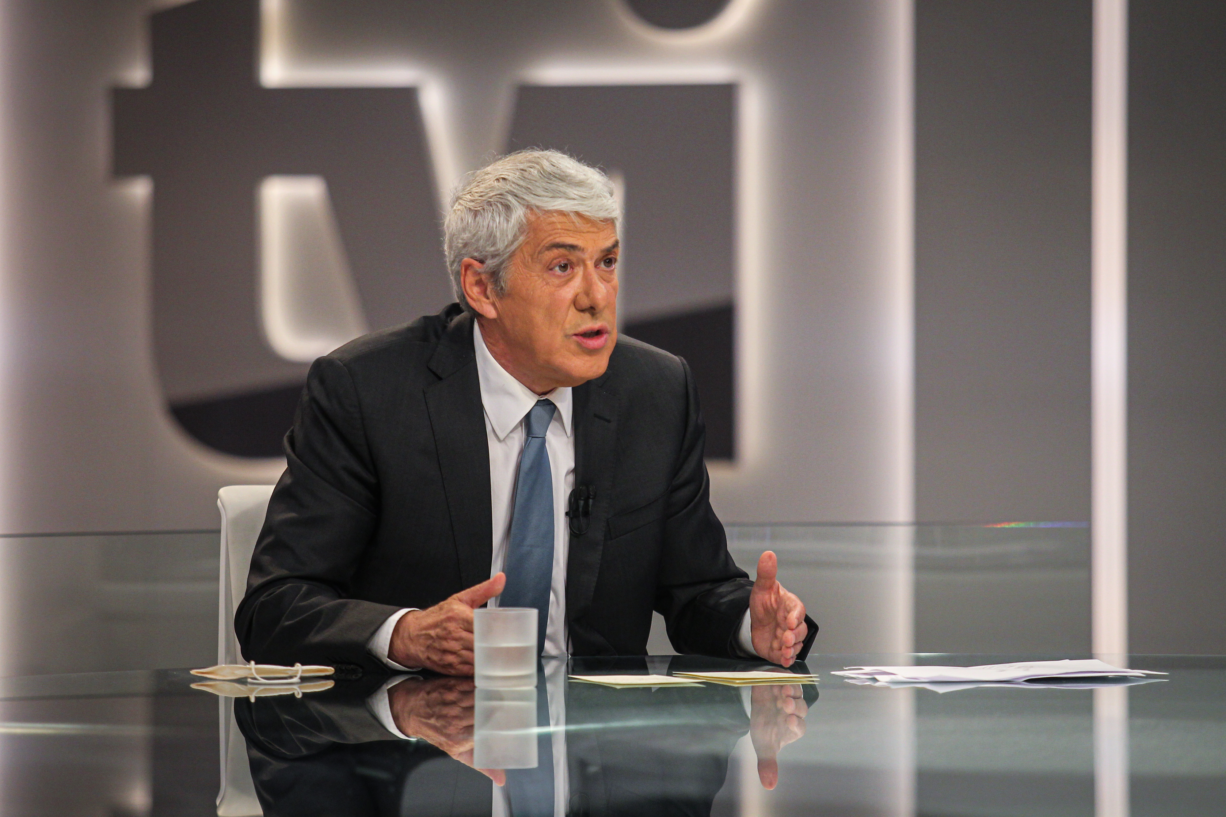 Dos gestos ao peso das palavras, José Sócrates esteve sempre ao ataque na entrevista à TVI