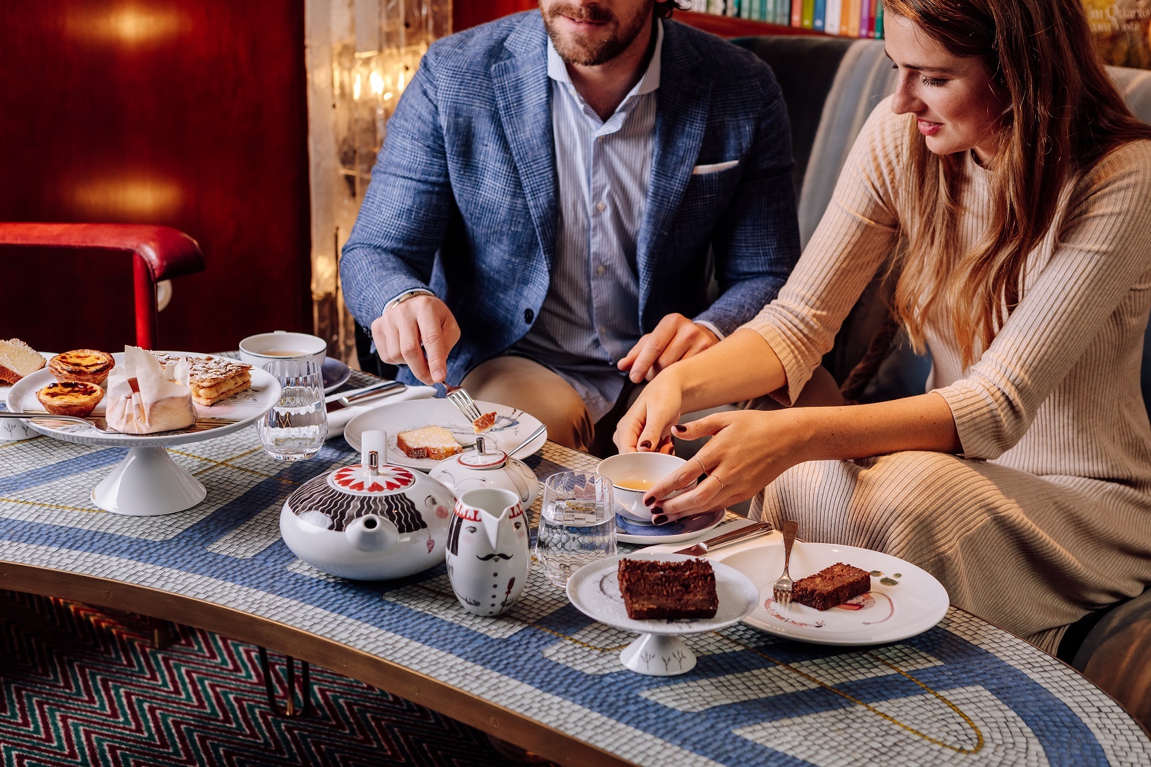 Chame o Chapeleiro Louco e o Coelho Branco. Há um hotel onde pode beber chá do “País das Maravilhas”