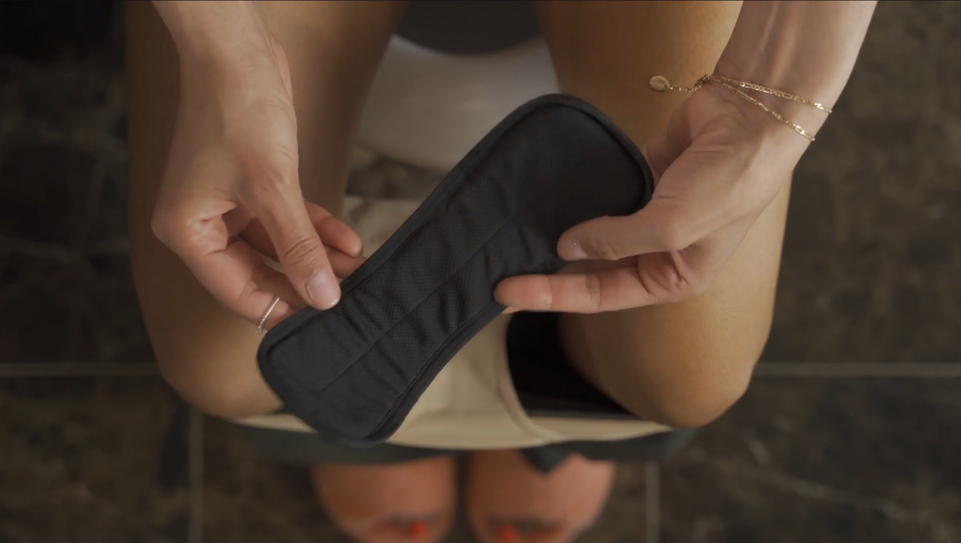 Este novo penso menstrual reutilizável substitui 250 descartáveis — e garante zero fugas e odores