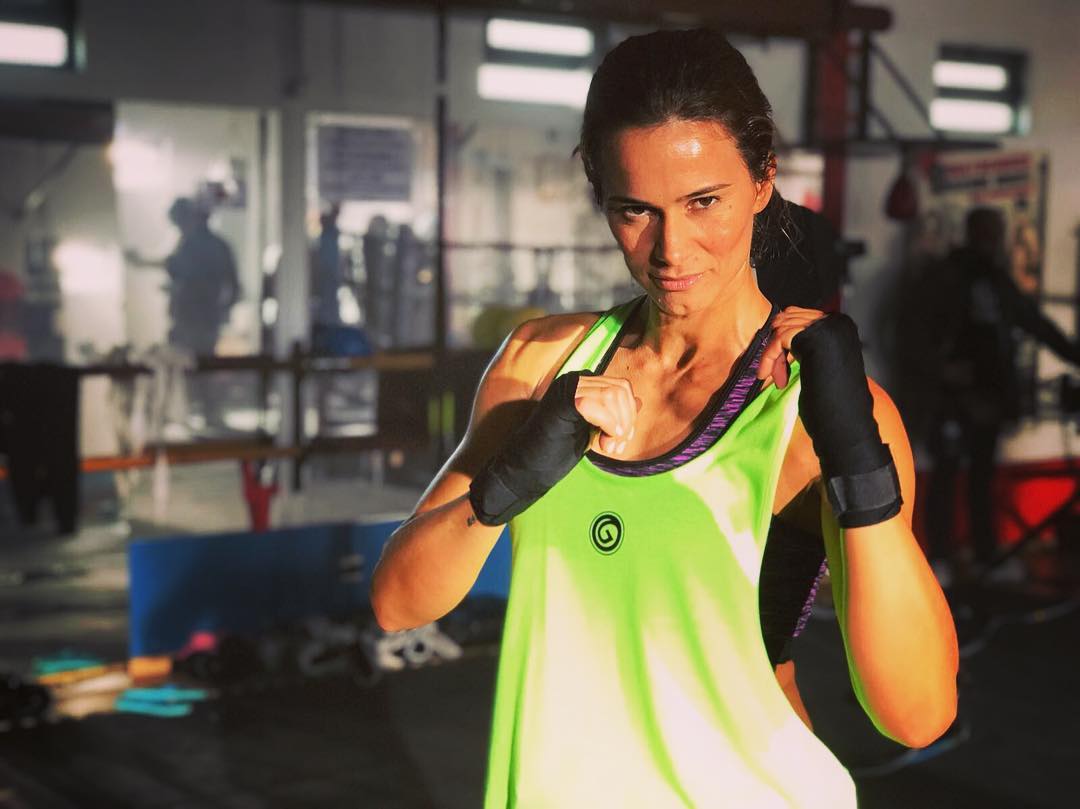 Os 5 exercícios essenciais de ginásio de Cláudia Vieira e de outras celebridades