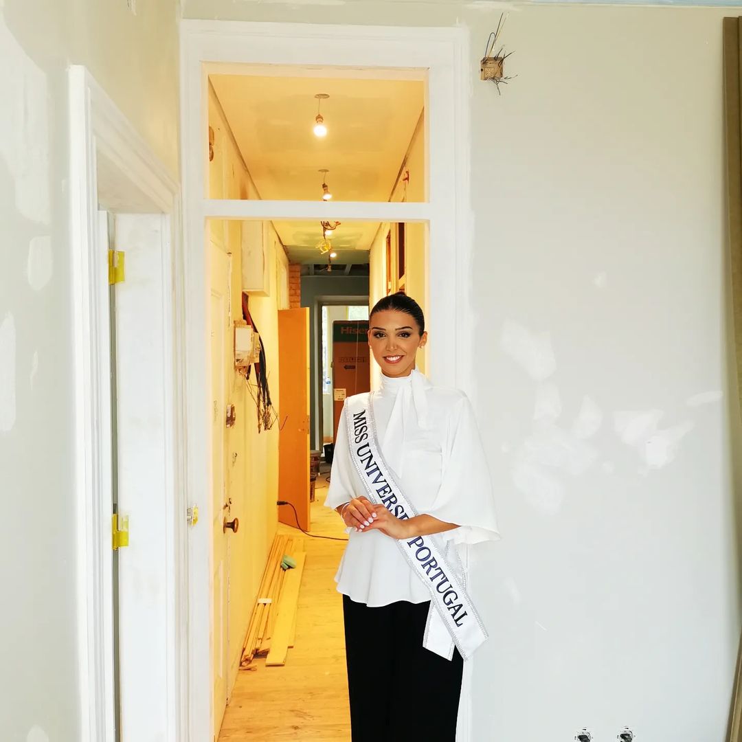 Indiferente a polémicas, Miss Portugal visita projeto de acolhimento para pessoas em situação vulnerável