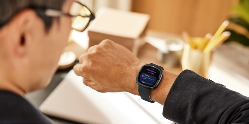 Fitbit refresca família de smartwatchs e pulseiras inteligentes para reforçar monitorização de saúde