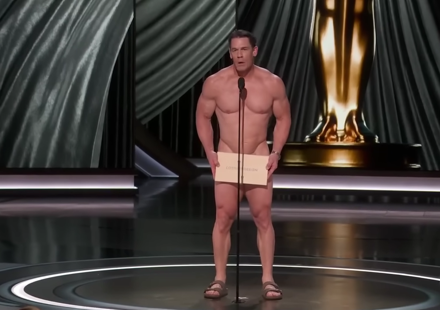 John Cena aparece completamente nu nos Óscares para apresentar o prémio de Melhor Guarda-Roupa