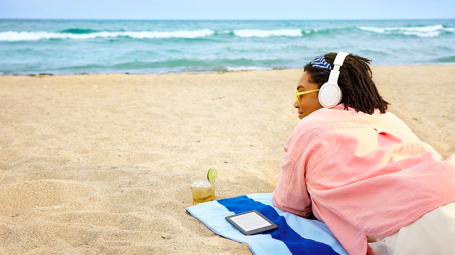 Leia na praia e na piscina sem arriscar molhar os livros com estes 8 eReaders práticos (desde 45€)