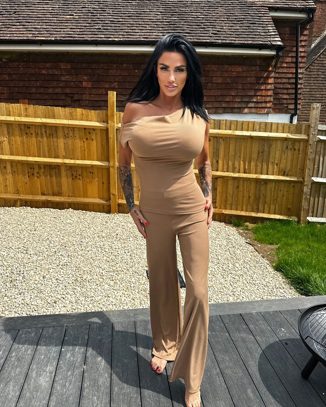 Modelo Katie Price presa no aeroporto ao lado do filho. Tinha acabado de chegar da Turquia