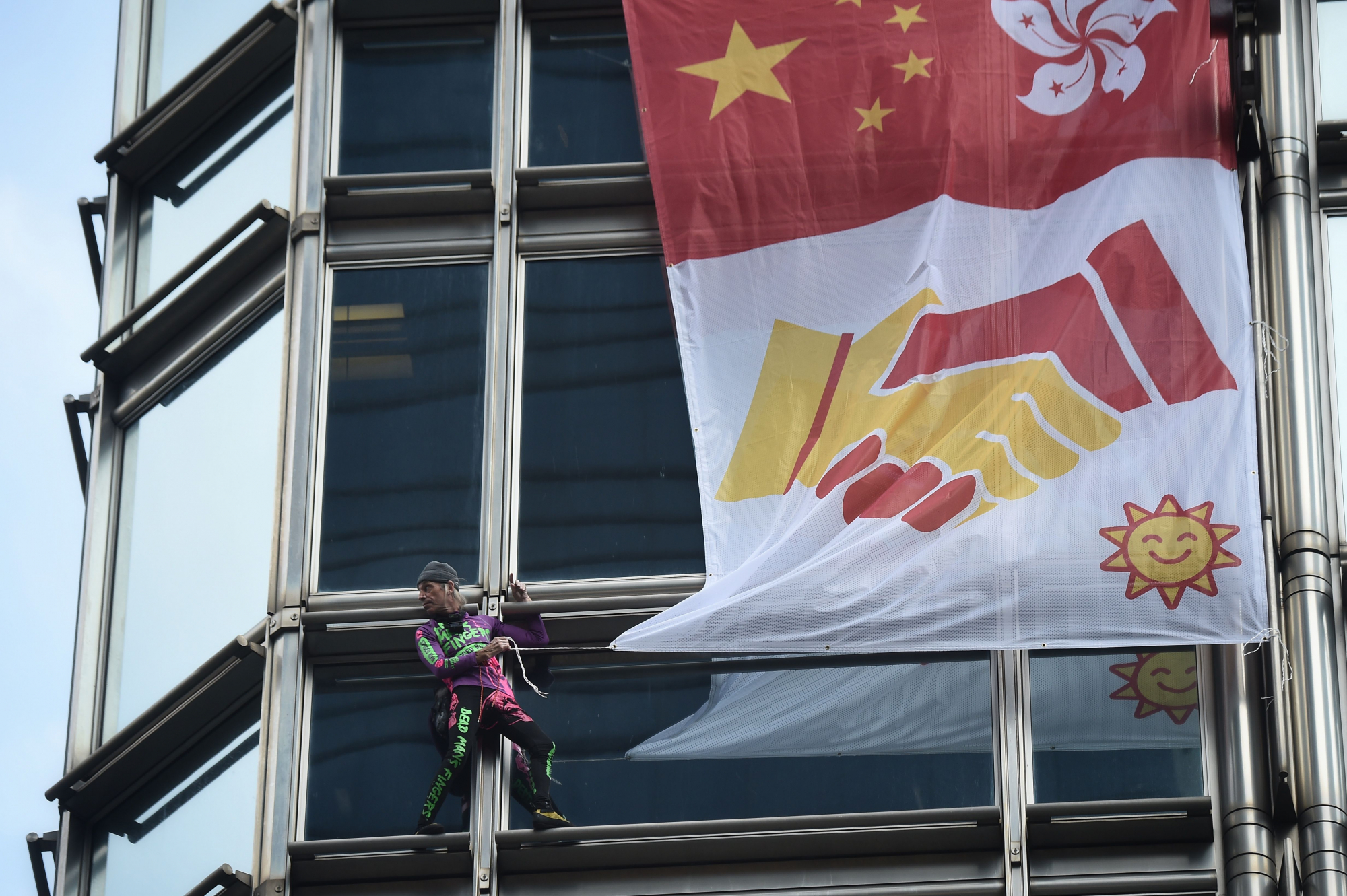 “Homem-aranha” francês sobe edifício de 68 andares em Hong Kong para apelar à paz