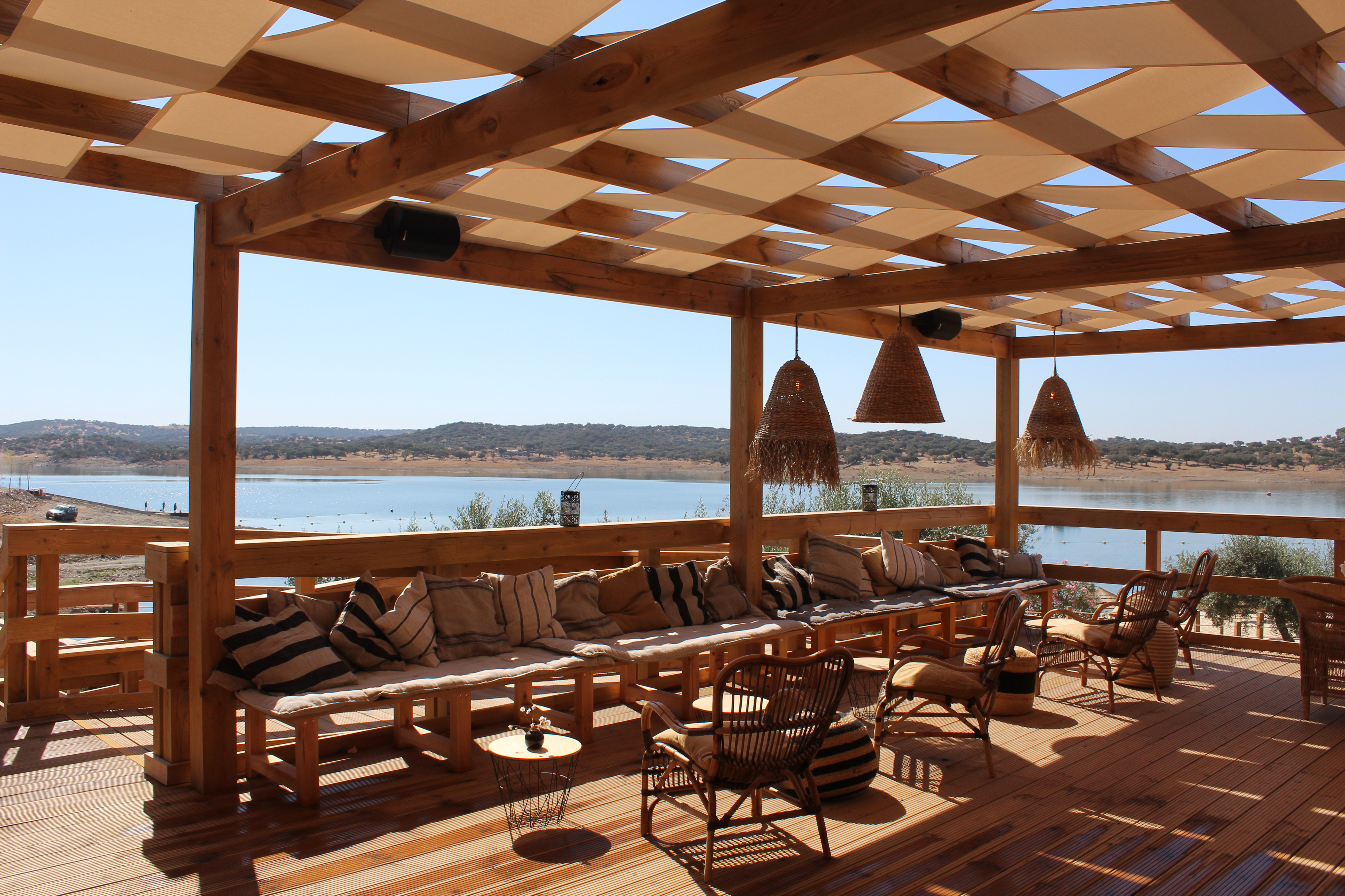 Da horta para o RAYA e do RAYA para mergulhos na praia fluvial. Este beach club é diferente