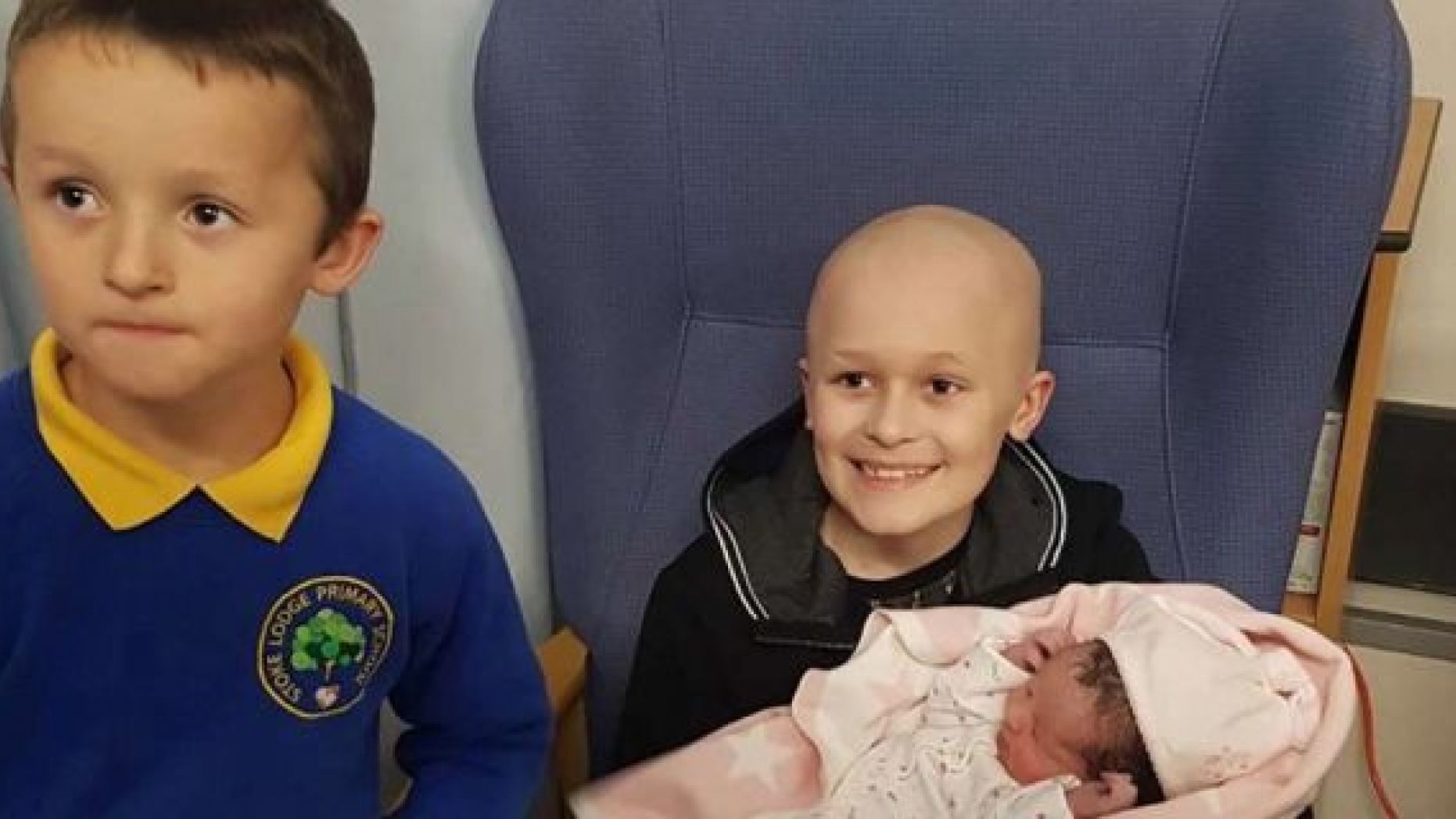 Criança com cancro terminal luta para sobreviver até conhecer a irmã