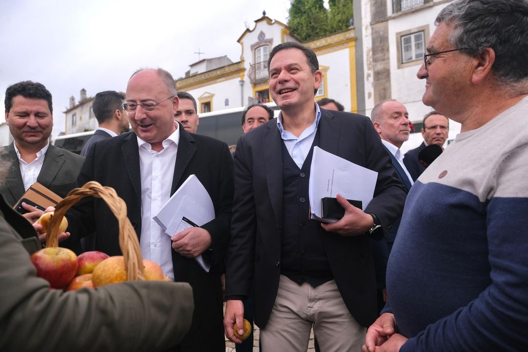 De pera na mão, Montenegro reuniu governo em Óbidos. Veja a primeira foto oficial do executivo