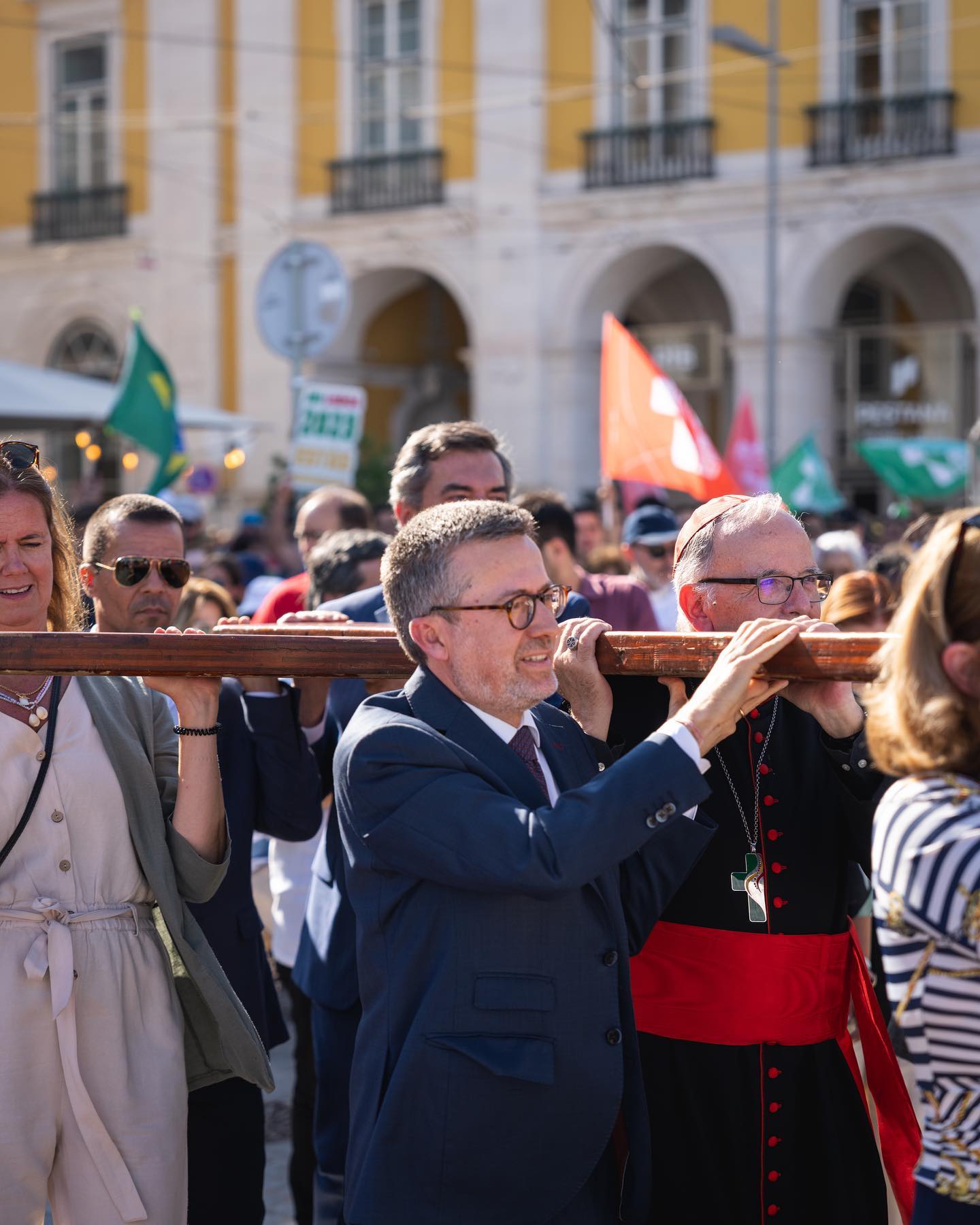 Tapete de 11,99€ feito na Índia e Bob Marley. Carlos Moedas responde a crítica à Jornada Mundial da Juventude