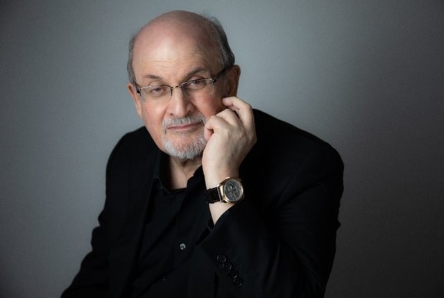 Salman Rushdie a recuperar do ataque. Escritor já não está ligado a um ventilador e consegue falar