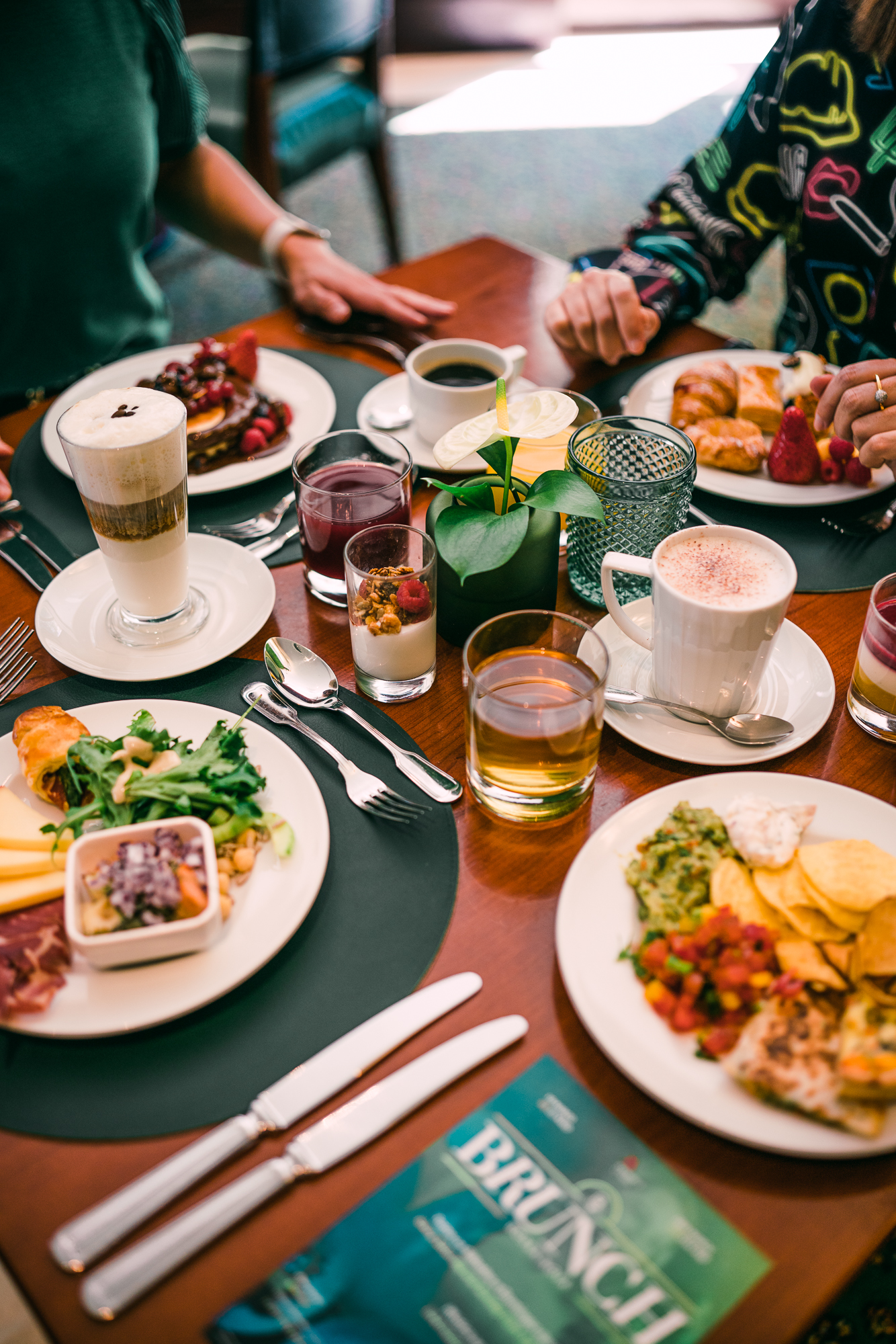 No Dia da Mãe, mime-a com um brunch e uma sessão de compras personalizadas