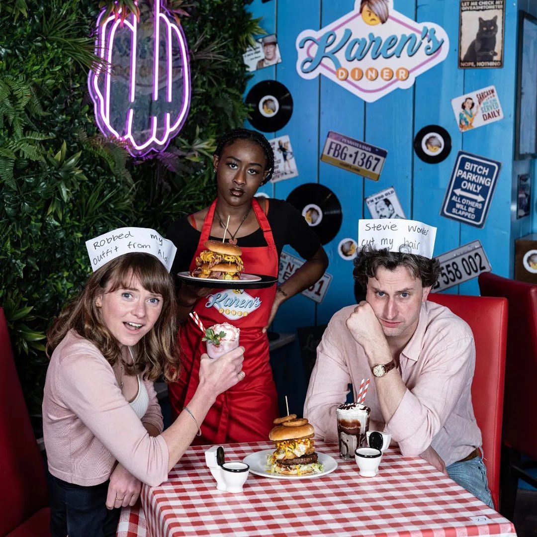 Vem aí um jantar estilo Karen’s Diner em Portugal, com humoristas a pregarem partidas aos clientes
