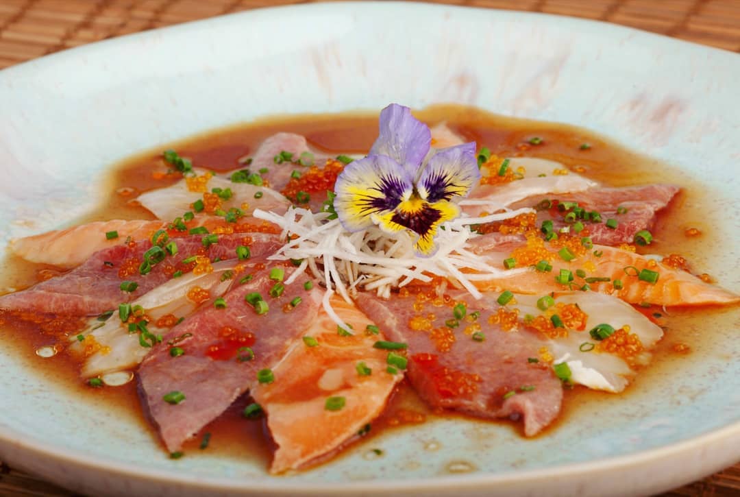 Peixinhos da horta, carpaccio e uma sobremesa que divide opiniões. Abriu o Villa Meco