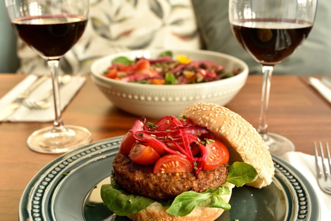 Vinho bio, hambúrgueres e tarte de chocolate: há de tudo neste novo espaço saudável