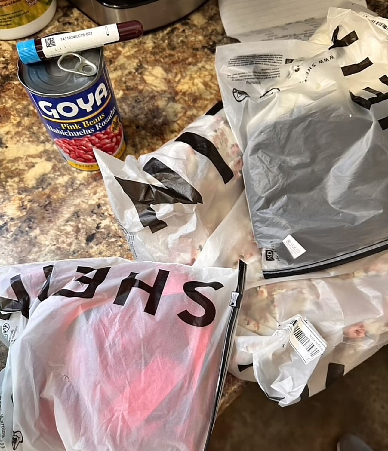 Pânico. Mulher encontra frasco com sangue (e lata de feijão) em encomenda da Shein