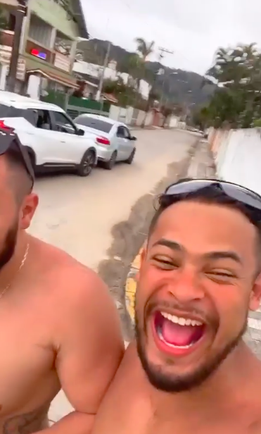 Mulheres tiveram um acidente de carro no momento em que mandavam piropos a dois homens. Veja o vídeo