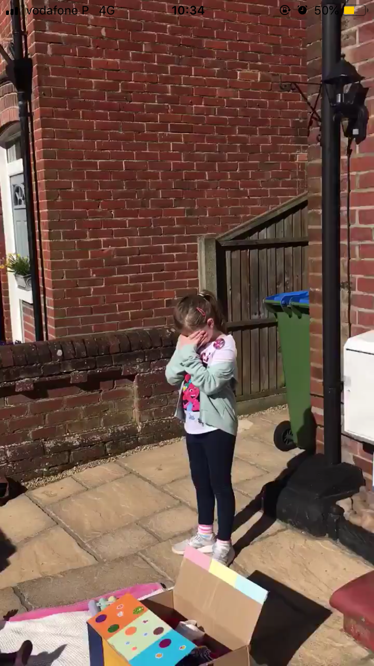 COVID-19. Os vizinhos foram à porta e à janela cantar os parabéns a menina de 8 anos. O vídeo já é viral