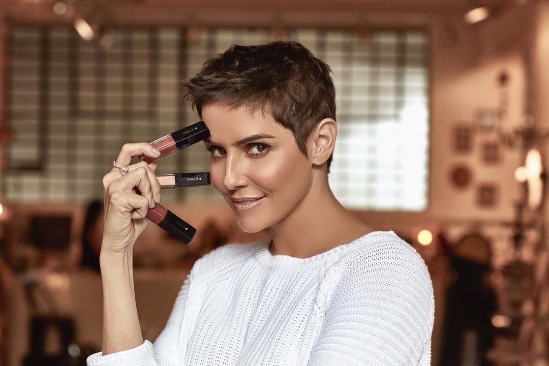 Deborah Secco faz mudança de visual radical e a filha já reagiu