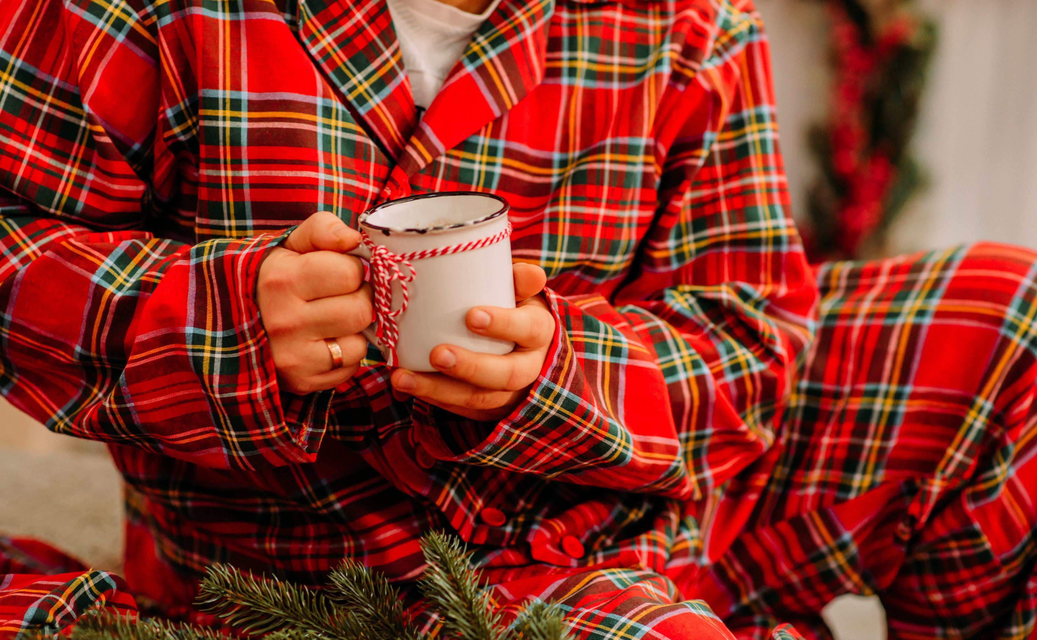 12 pijamas quentinhos (desde 12,99€) para aproveitar o domingo no sofá (e entrar no espírito de Natal)