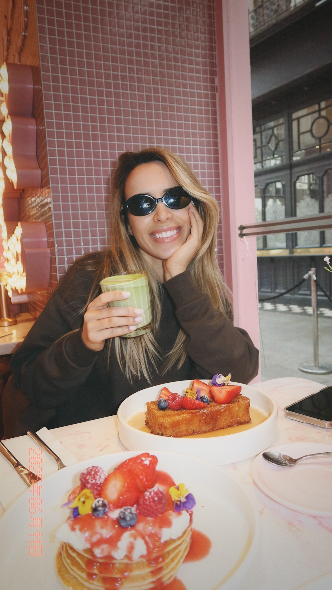 Helena Coelho está em Londres e foi ao café mais instagramável do mundo. Saiba tudo sobre o EL&N