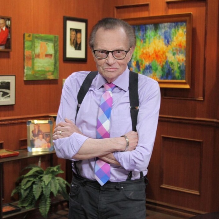 Larry King internado no hospital após contrair COVID-19. Jornalista tem 87 anos